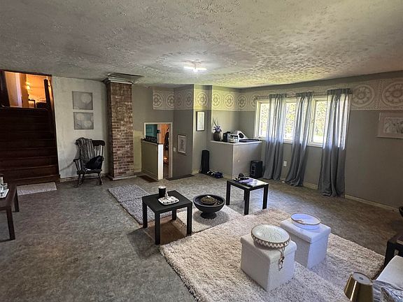 3rd image of 1105 Peakes Rd