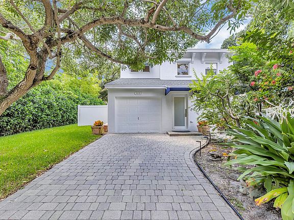 3rd image of 3223 SW 15th Avenue