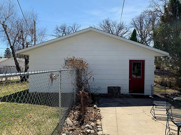 4th image of 319 Willow St E