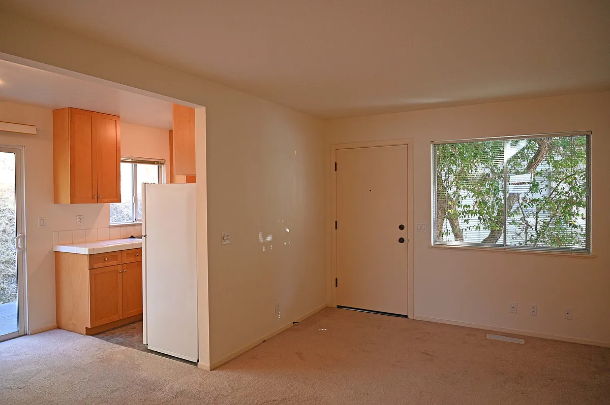 Building Photo - 105 Belvedere Dr #8