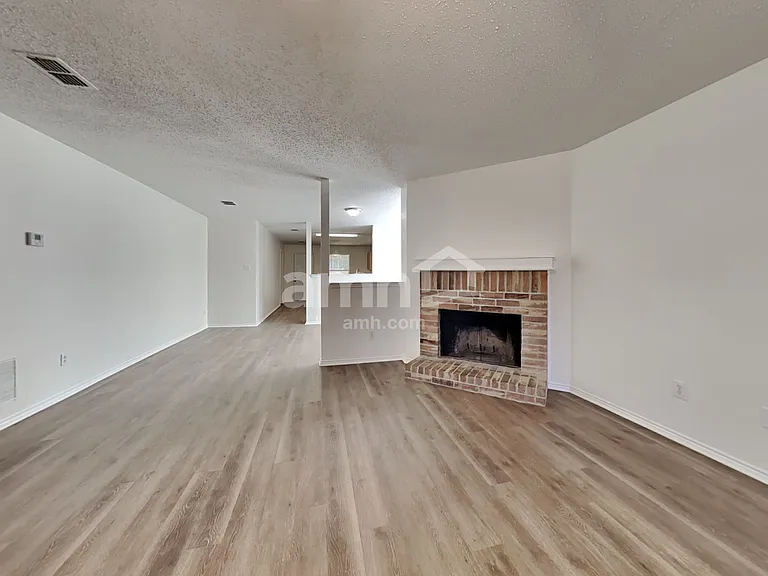6040 Crescenzio Dr — Photo 6