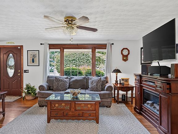 3rd image of 83 Crestwood Dr
