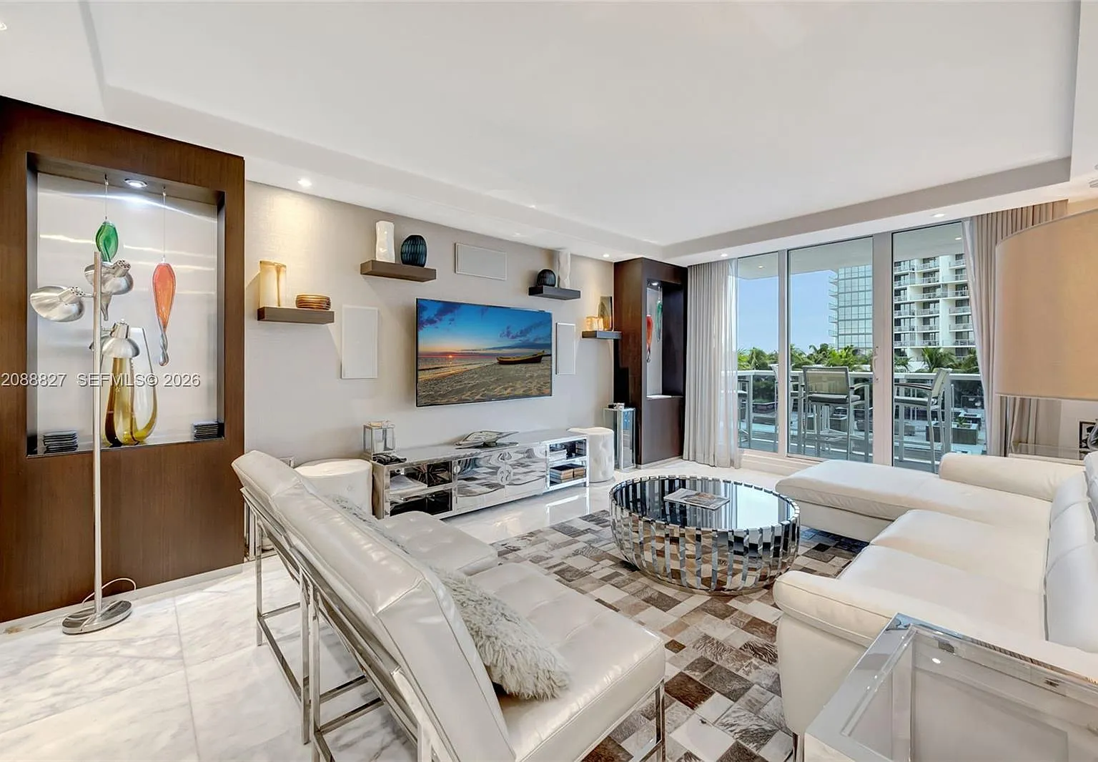 Roney Palace Condo — Photo 1
