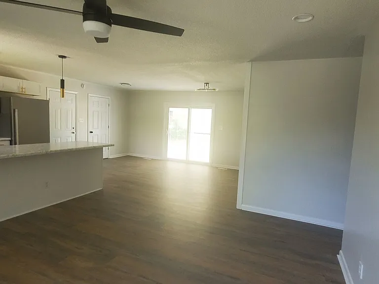 483 Warmsprings Dr — Photo 2