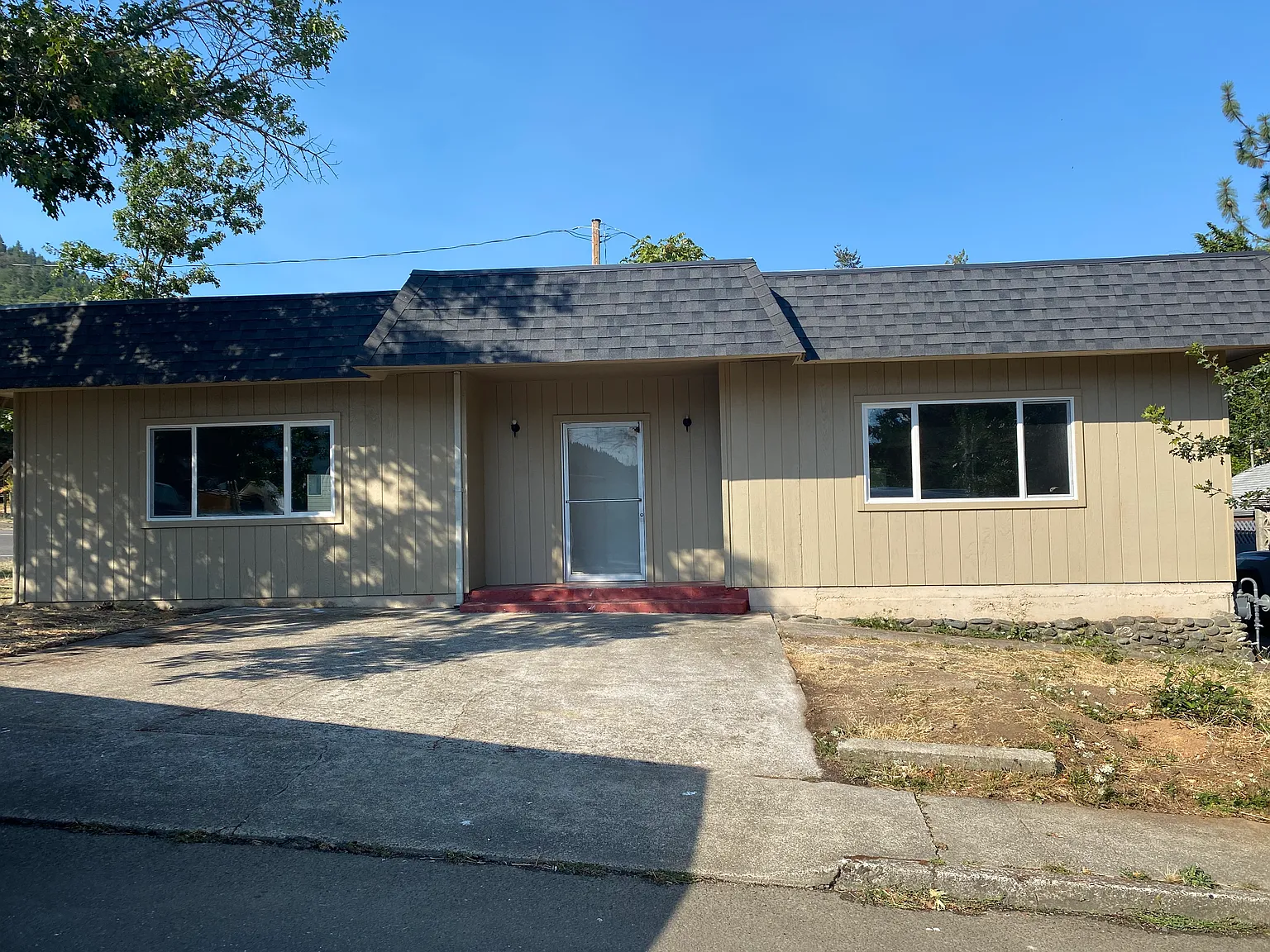 219 NW Hall St — Photo 1