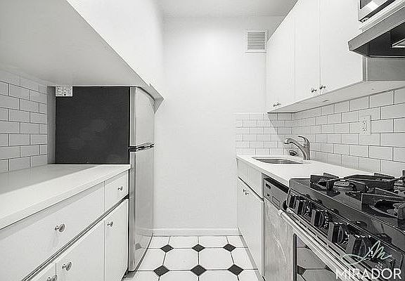 5th image of 43 W 16th St APT 11B