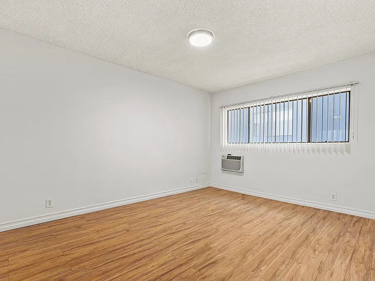 4924 Kester Ave #10 — Photo 8