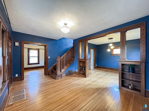 4th image of 311 E 19th St