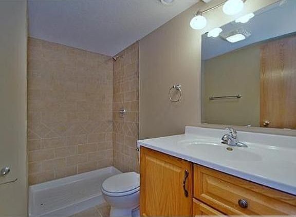 4th image of 1086 Lowell Dr