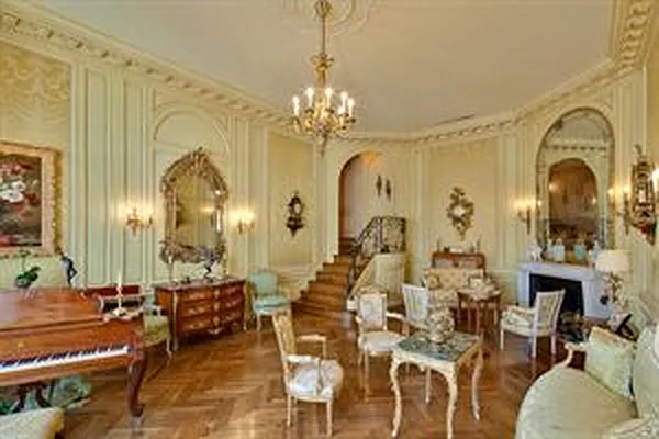 Sold by Douglas Elliman | media 10