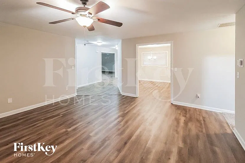 3 bed, 2.0 bath, 2310 sqft, $2,205 — Photo 3