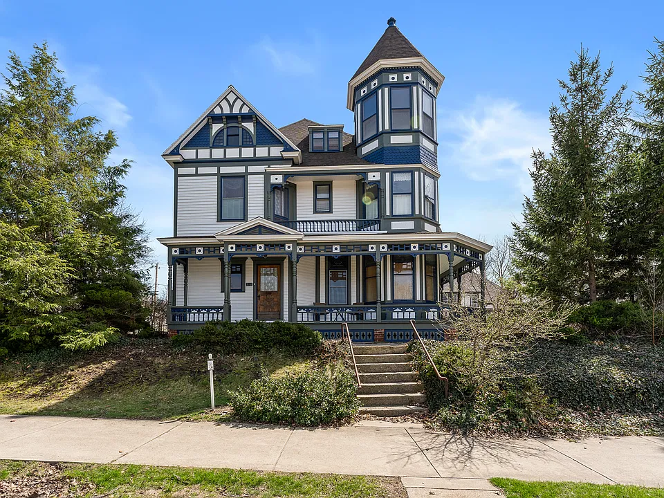 706 E Ludington Ave