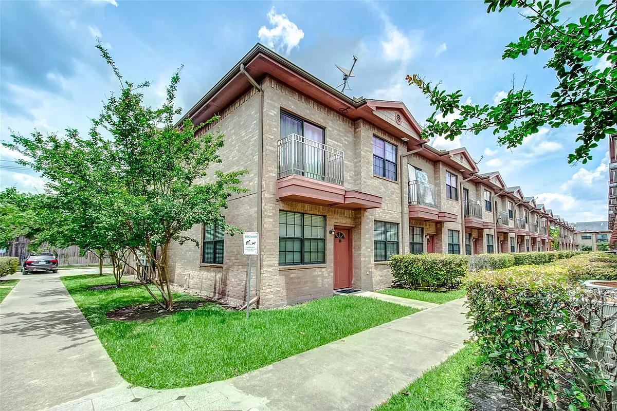 Building Photo - 9400 Bellaire Blvd #202