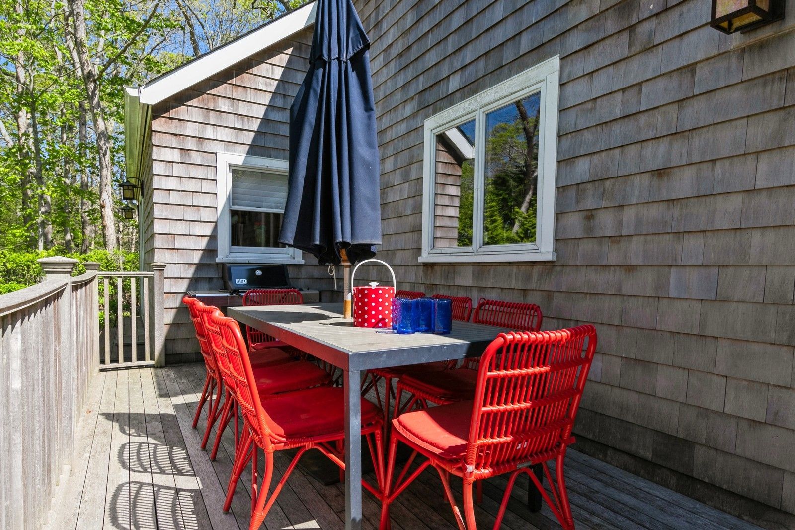  Al fresco dining with grill