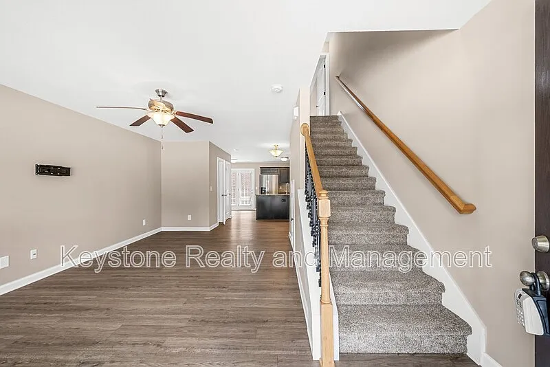 2 bed, 2.5 bath, 1300 sqft, $1,325 — Photo 3