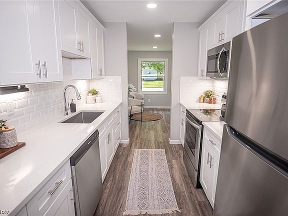 4th image of 729 Surrey Cir