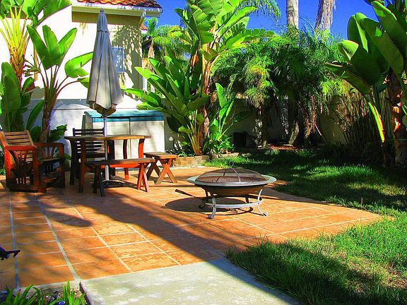 Lush Tropical Yard & patio