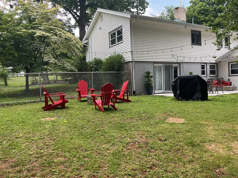 442 Surrey Ln — Photo 29
