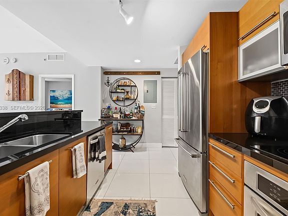 3rd image of 253 NE 2nd St APT 2501