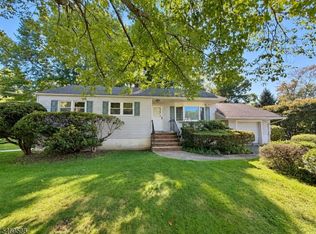 17 Moosepac Ln, Oak Ridge, NJ 07438