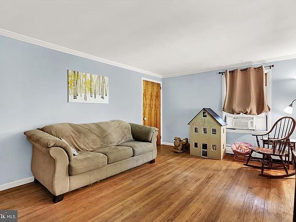 4th image of 120 Laird St
