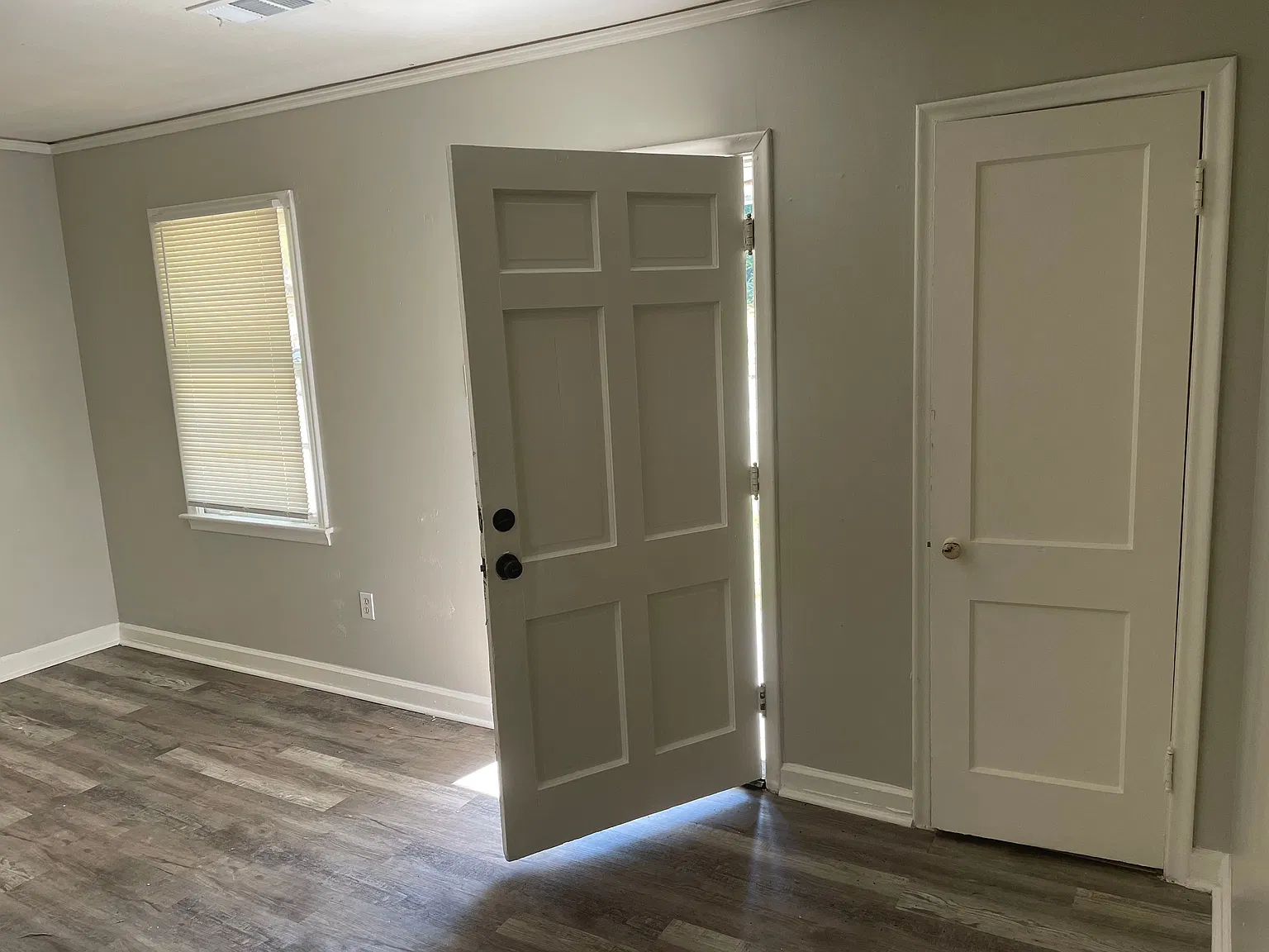 3-bedroom, 1-bathroom Single Family with 1,301 sq ft of living space, Conveniently located in Mem... — Photo 2