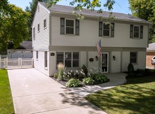 833 E Rockland Rd, Libertyville, IL 60048
