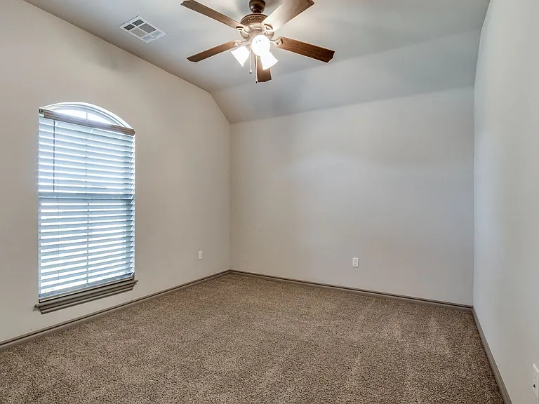 6133 Oxnard St — Photo 31