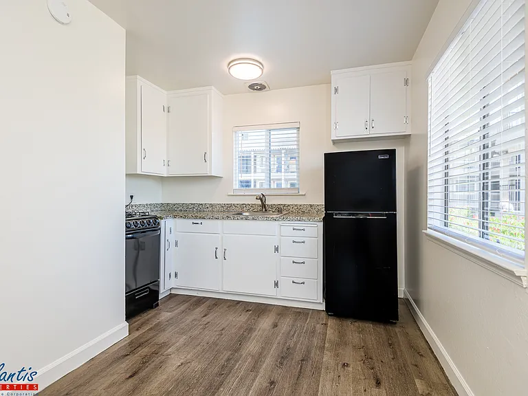 455 S Main St #6 — Photo 3