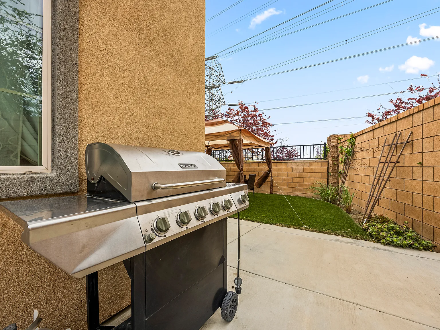 4 bed, 2299 sqft, $8,700 — Photo 3