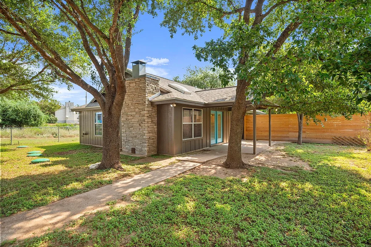 Building Photo - 1601 West Ln #A