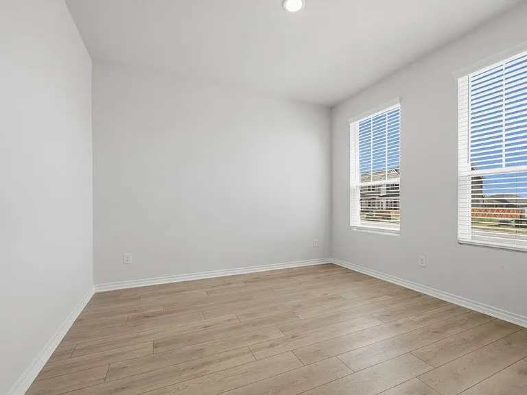 245 Leeland Dr — Photo 5