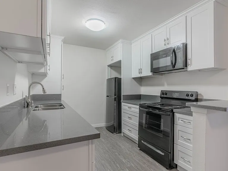 8123 Langdon Ave — Photo 6
