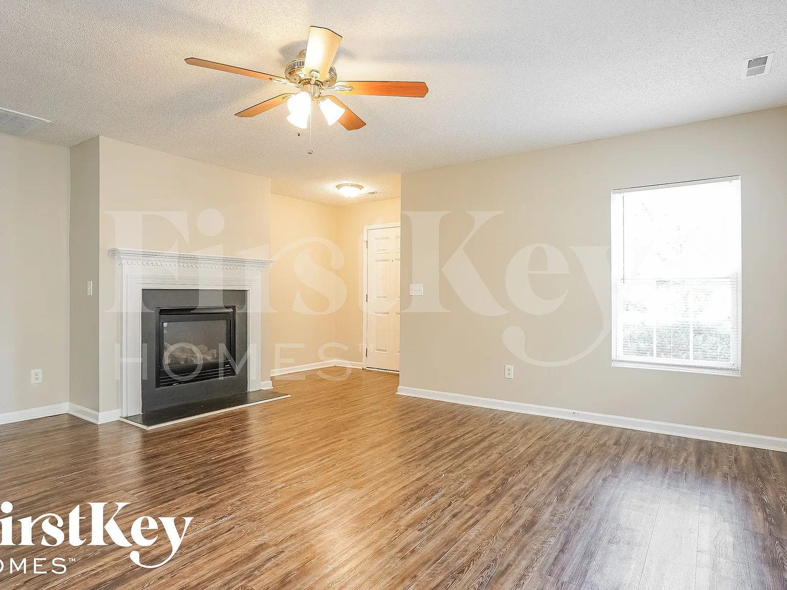3 bed, 2.5 bath, 2044 sqft, $1,705 — Photo 3