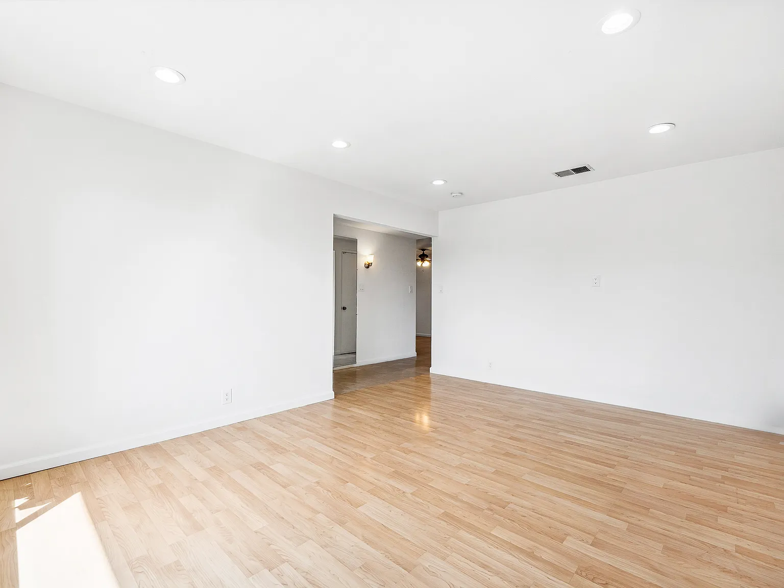4 bed, 1507 sqft, $4,890 — Photo 3