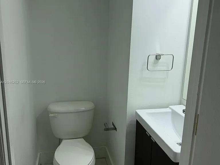 450 SW 3rd St #8 — Photo 5