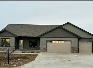 507 Sunset Dr, New London, IA