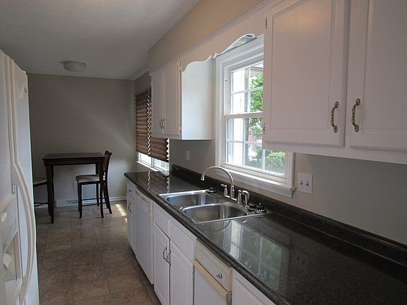 4th image of 612 Carriage Dr