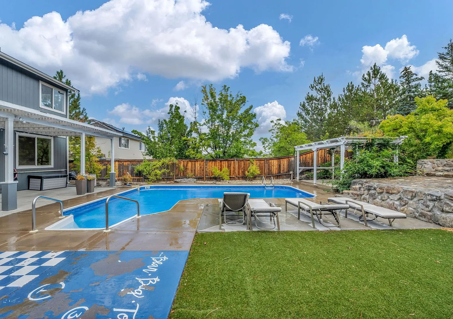 Fully Furnished All Utilities Included With Pool & Private Backayrd — Photo 3