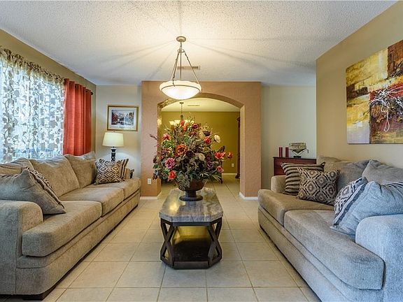 3rd image of 913 Shady Brook Ln