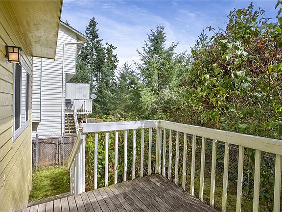 3rd image of 13188 Lakeridge Cir NW