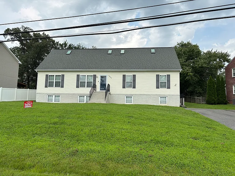 1835 Clarke Blvd — Photo 1