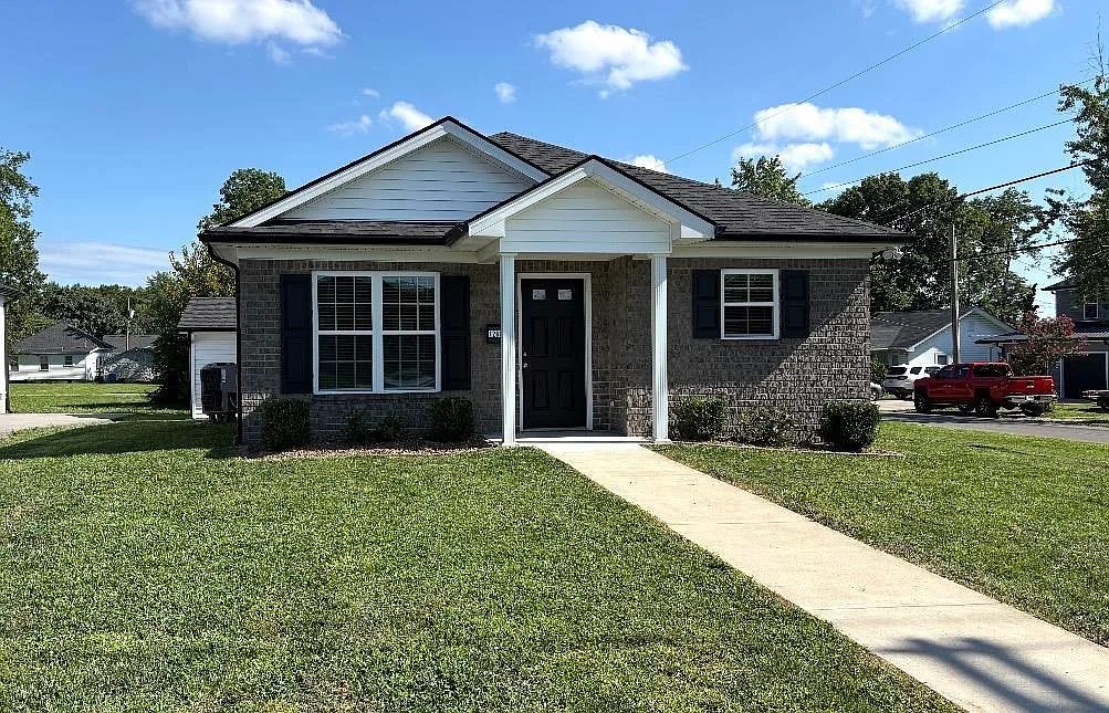 3 bed, 1100 sqft, $1,600 — Photo 1
