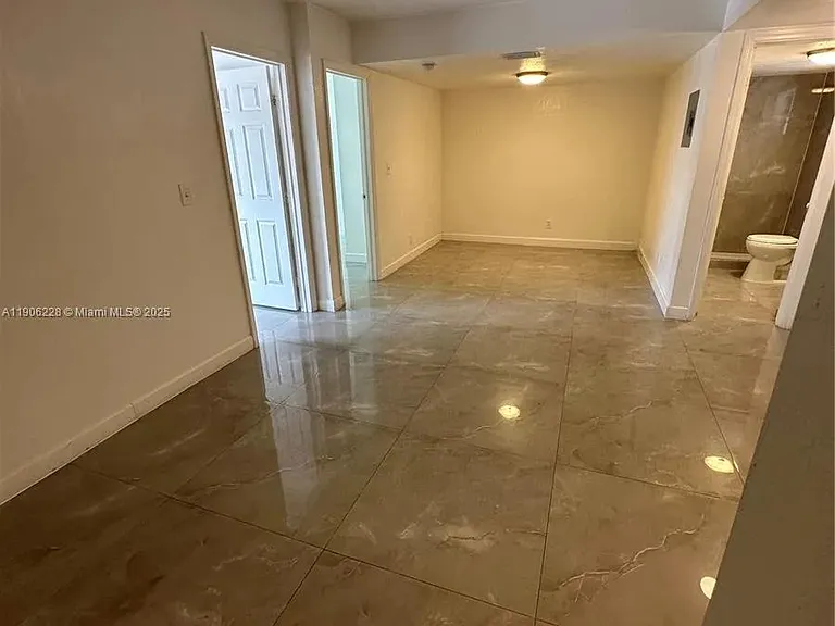Deerfield Beach Manor — Photo 6