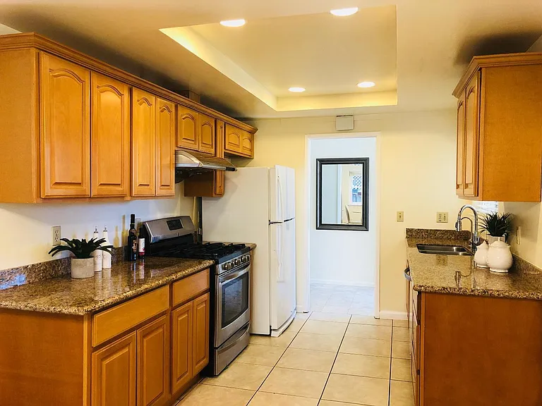 1152 Adams Dr — Photo 5