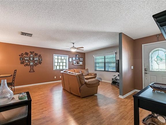 5th image of 801 Farrington Dr