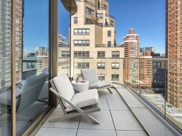 250 East 25th Street PHB image 2 of 24