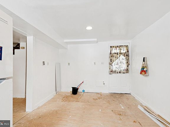 4th image of 371 Bailey St