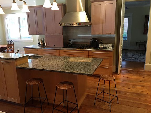 Island seating area, gas stove