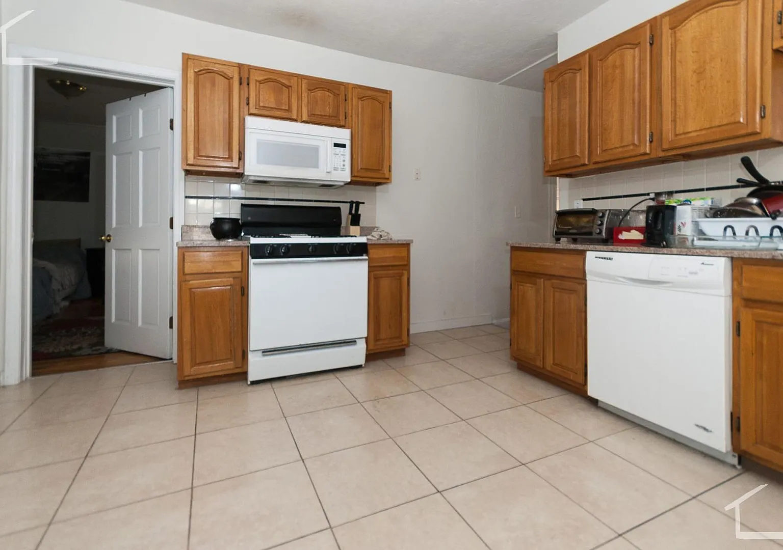 Huge affordable 5 bed in a prime location for the upcoming school year! — Photo 2